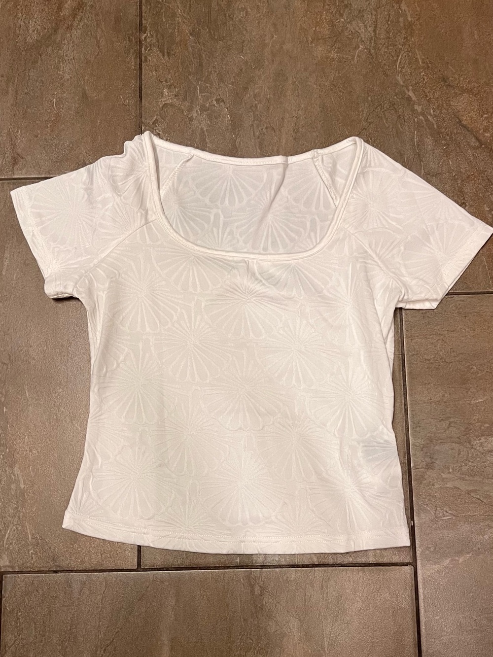 Women’s White Scoop Neck Short Sleeve Top